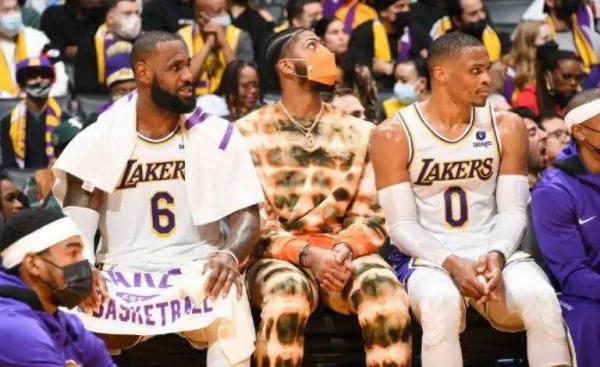 聖誕大戰紅黑榜，威少打鐵衝上熱搜，庫裡33分助勇士重返聯盟第一