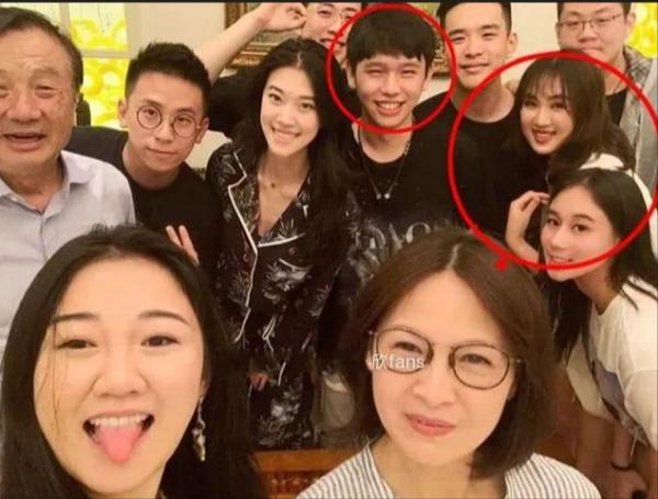 陳凱歌夫婦走紅毯,53歲妻子穿全黑服裝氣場開掛,不輸給同場鞏俐 陳凱歌夫婦走紅毯,53歲妻子穿全黑服裝氣場開掛,不輸給同場鞏俐