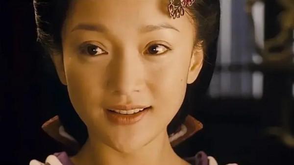 用每年一張劇照的形式，呈現周迅17歲至47歲出道30年的容貌變化