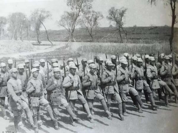 英雄連長做油布，整天抱怨團長不公，半年後懊悔：我錯怪他了