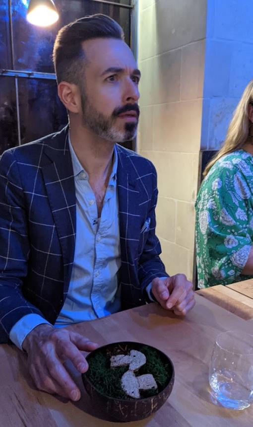 外國博主吐槽最糟米其林，27道奇葩菜，還要從主廚“嘴”裡舔著吃