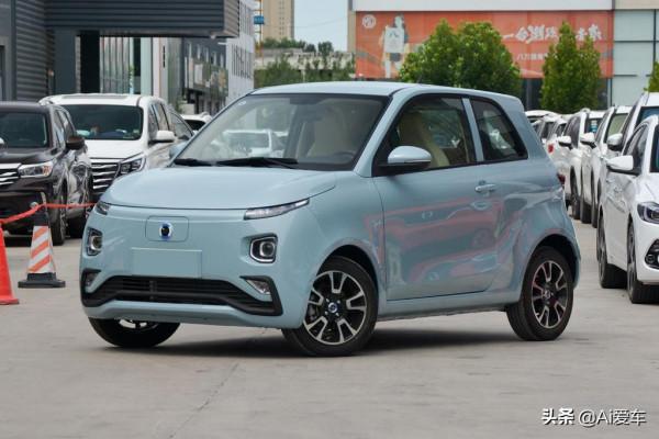 滿電跑410公里，快充大四座設計，便宜豪華代步車，華晨新日i03A