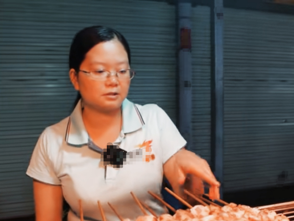 廣西阿姨和黑暗料理槓上了,店裡全是重口味,讓客人大開眼界 廣西阿姨和黑暗料理槓上了,店裡全是重口味,讓客人大開眼界