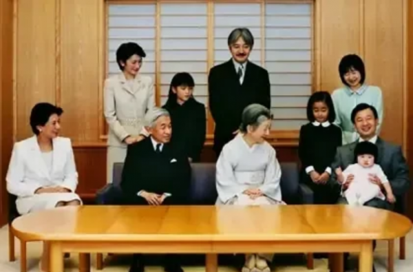 真子佳子愛子三孫女中,美智子更喜歡哪個,肢體動作展現無餘 真子佳子愛子三孫女中,美智子更喜歡哪個,肢體動作展現無餘