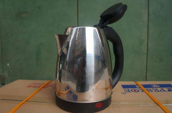 長期喝&OpenCurlyDoubleQuote;電熱水壺&rdquo;燒的水，對身體有影響嗎？醫生：別不放心上