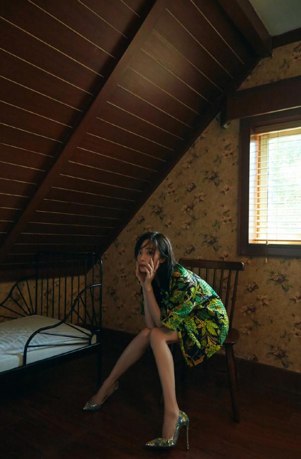 胡冰卿對自己挺狠，為秀腿穿12釐米“鐵釘鞋”，腳背成180度