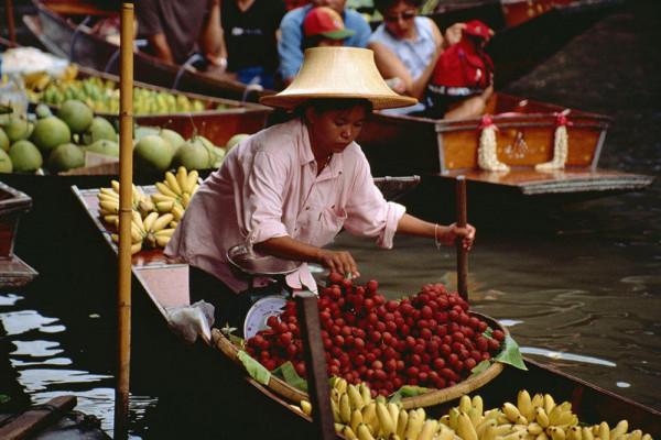 泰國首個水上菜場，已有上百年曆史，與中國淵源頗深