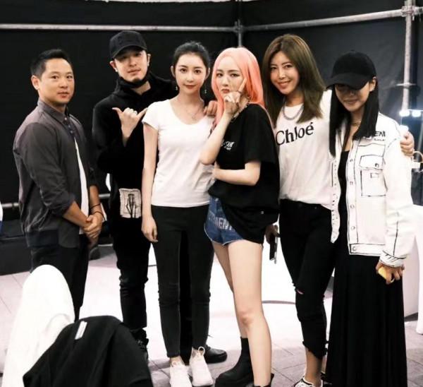 潘瑋柏帶太太參加派對,宣雲五官精緻,與一眾美女合照依舊搶鏡 潘瑋柏帶太太參加派對,宣雲五官精緻,與一眾美女合照依舊搶鏡