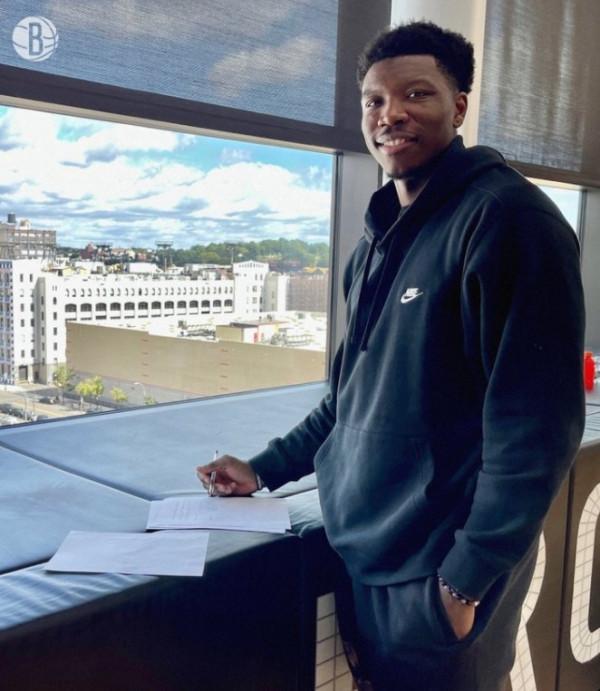 三訊息！籃網官宣簽約達成，曝火箭1換2交易狀元方案，湖人喜訊