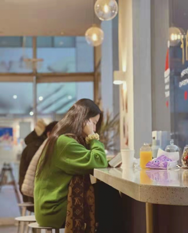 雷佳音老婆曬祖孫三代同框照，婆婆年輕又漂亮，女兒打扮好時髦