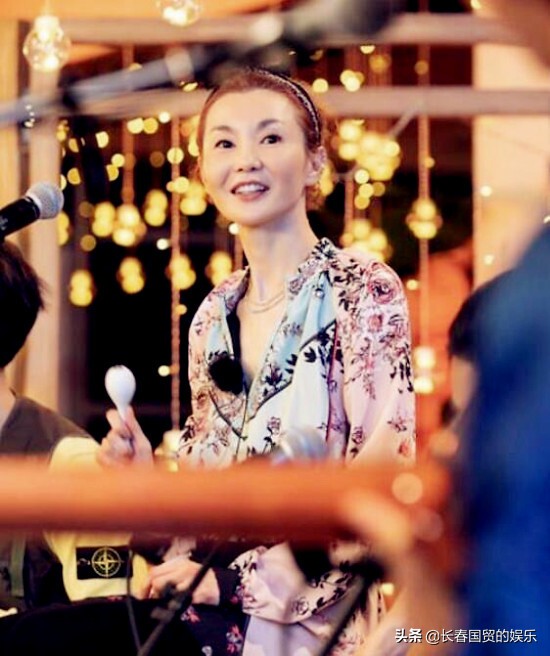 張曼玉黑白舊照曝光，五官精緻靈動美豔，那時的她正值顏值巔峰