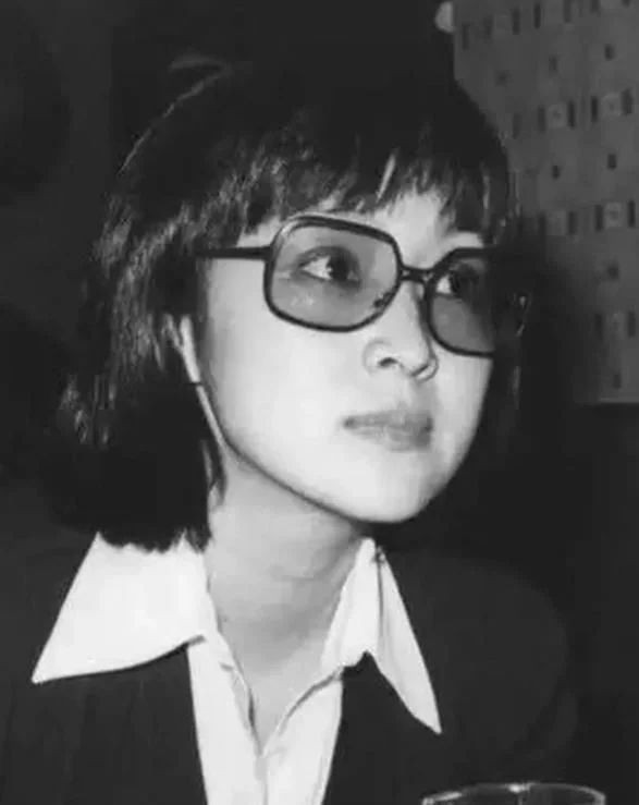 無法重拍瞬間：擁抱張國榮的全智賢，路邊啃甘蔗的李小龍