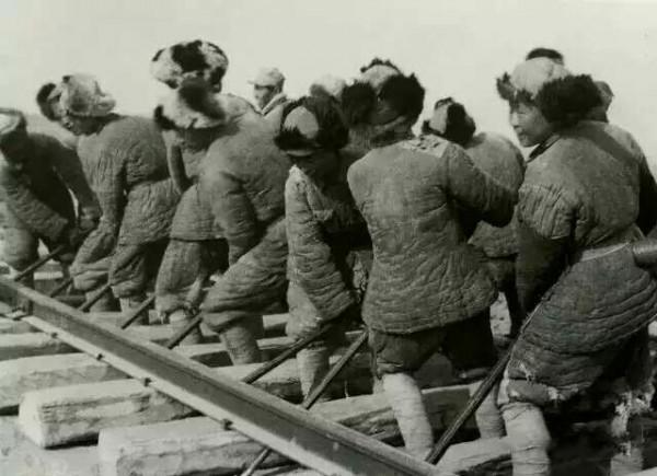 1965年鐵道兵用75噸炸藥炸山，一戰士不小心踩到雷管，結果如何？