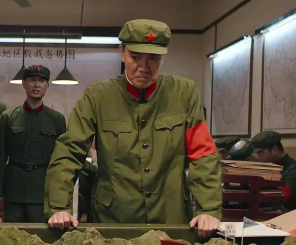 《王牌部隊》獲央媒點贊，老中青三代軍旅硬漢齊聚，個個威武霸氣