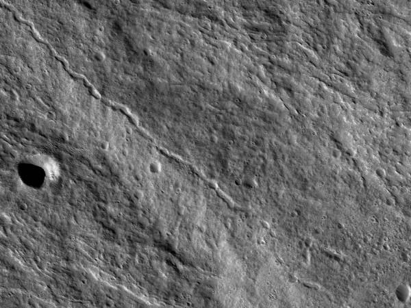 「雙語太空播報」穿過奧林匹斯山的火星熔岩管道
