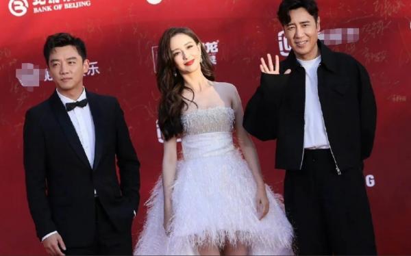 佟麗婭現身北影節,被贊是全場最亮眼女星,生圖碾壓Angelababy 佟麗婭現身北影節,被贊是全場最亮眼女星,生圖碾壓Angelababy