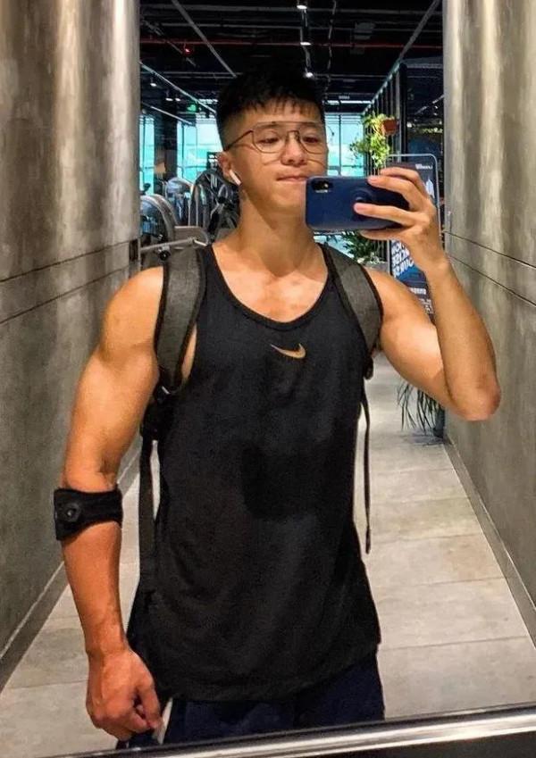 很多人不知道他是健身教練