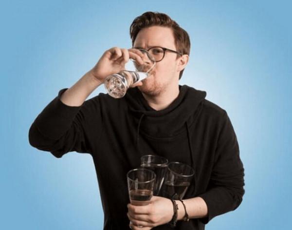 喝水對身體有好處 但是你知道嗎 一次性喝太多水會導致水中毒