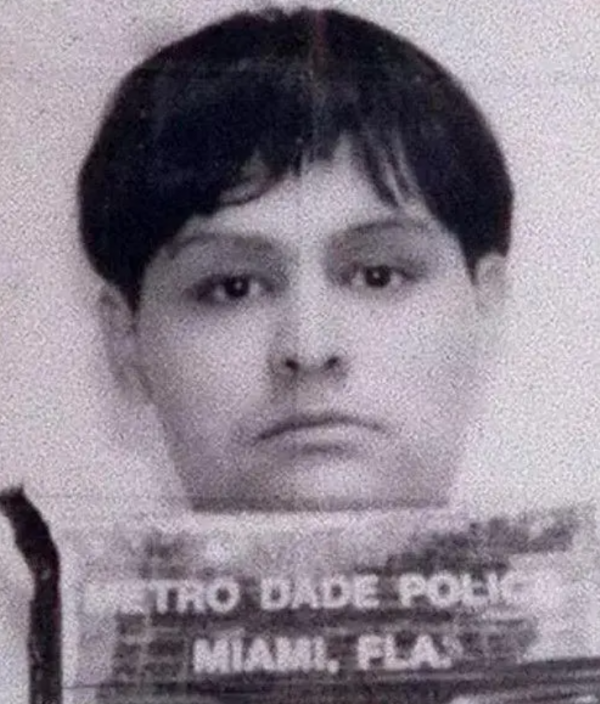 窮小子冒充沙特王子行騙30年，豪車名牌傍身，因一道燻火腿露破綻