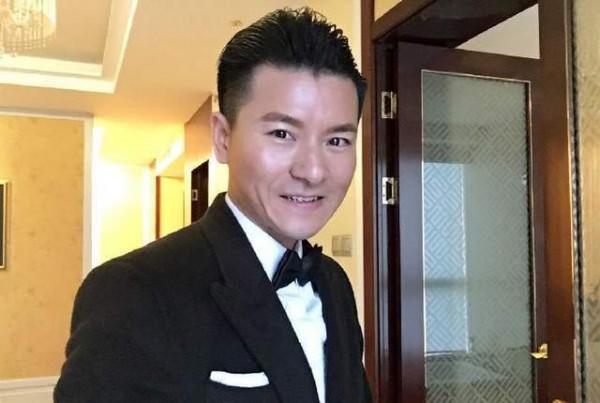 山寨版劉德華：靠模仿簽約央視，排場大過正牌，出場費嚇人