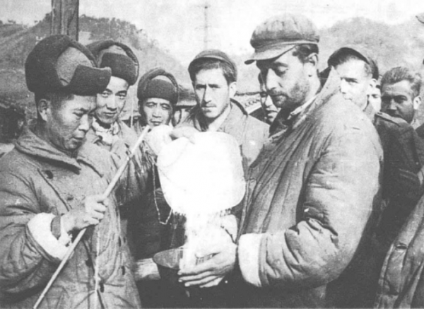 美國記者長津湖被志願軍俘虜，卻靠拍照賺百萬美元，成人生贏家