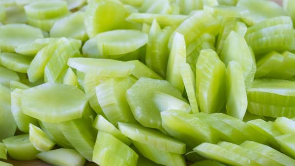 這7種廉價蔬菜曬乾後，美味翻倍！放1年不壞，天冷燉肉特別過癮