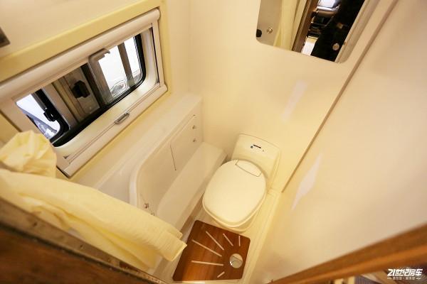 秉承實用派，空間感強，適合兩人旅居的衛航V590縱置上下床版房車