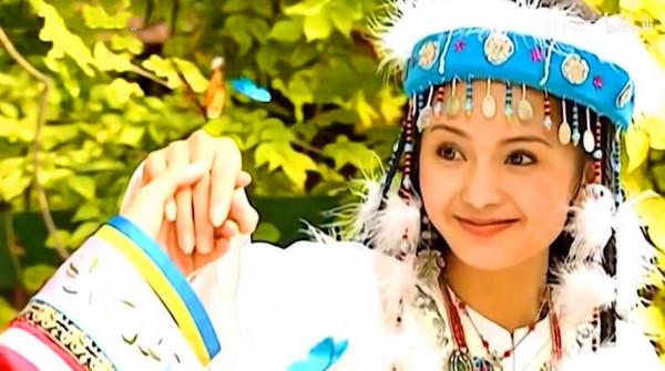 別硬演“異域美人”,有人翩翩起舞一眼萬年,有的還是把臉遮上吧 別硬演“異域美人”,有人翩翩起舞一眼萬年,有的還是把臉遮上吧