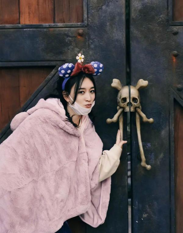 現在去迪士尼流行“披毯子”，劉詩詩李小冉穿得像在逃公主，真美