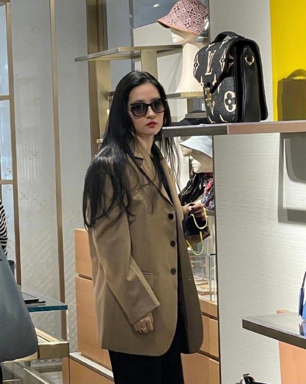 34歲劉亦菲逛街被偶遇，生圖比精修圖還美，邊走邊系圍巾超級自信