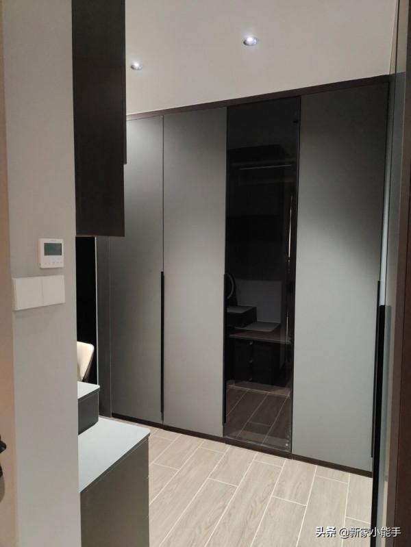 她家裝修現代簡約風格，“黑白灰”搭配很協調，無主燈設計很棒