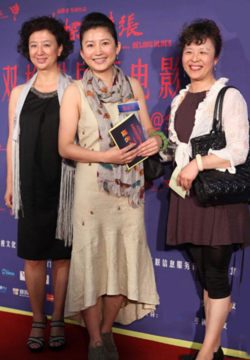 53歲王小丫素顏亮相，穿連衣裙配絲巾低調樸素，骨子裡透著知性美