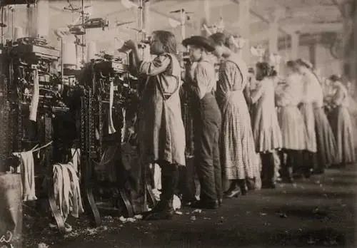 親，那些扛著炸藥包的共產黨員，用生命和鮮血守護的才叫民主