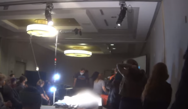 美國新冠死者被當眾解剖！觀眾花高價圍觀，家屬竟不知情