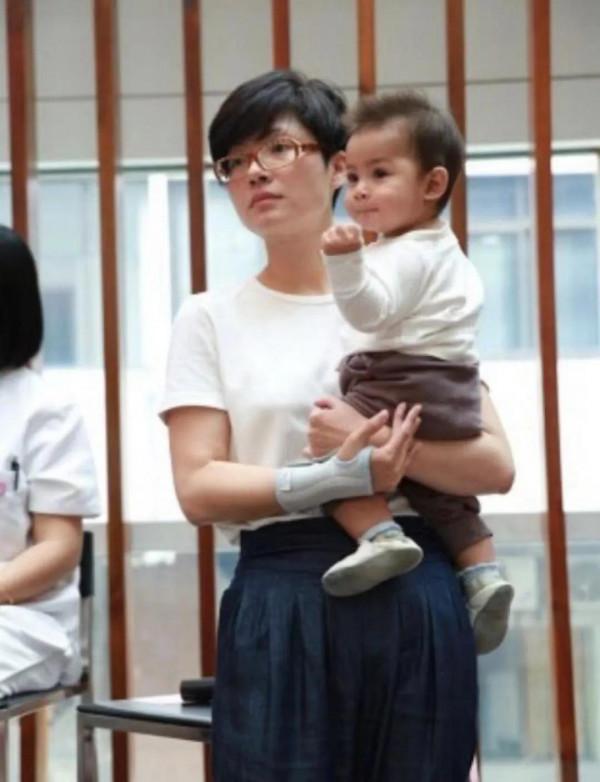 來看看上海主持人和子女的合拍照片吧？比較下像不像