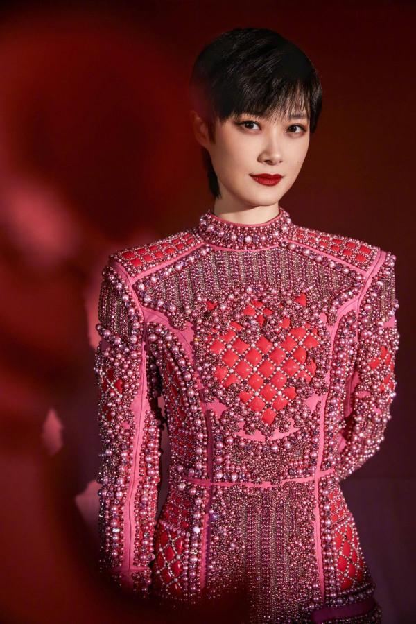 春晚新晉主持馬凡舒撞衫謝娜！禮服到底怎麼選？速速收藏