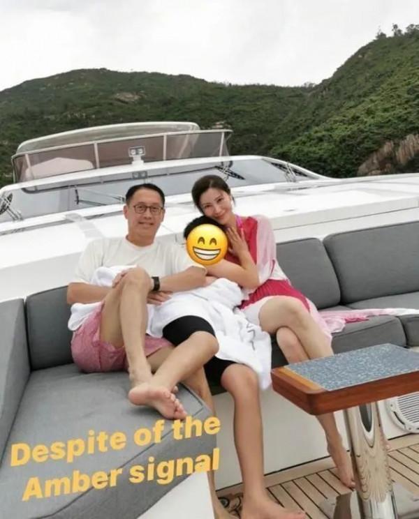 李嘉欣在香港的豪宅，別墅周圍全都是森林，一家人像與世隔絕