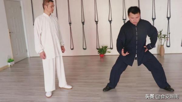 太極單手側面纏絲功是一種複合勁，攻防一起，防守與攻擊同時發動