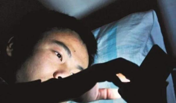 總是熬夜看手機，7個毛病找上門