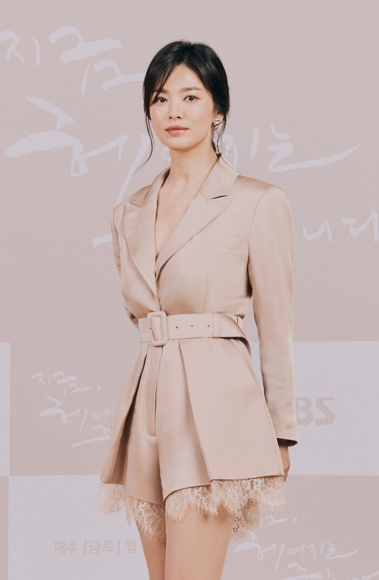 宋慧喬可算爭口氣，通勤風打扮亮相真美，新劇搭小鮮肉比宋仲基帥