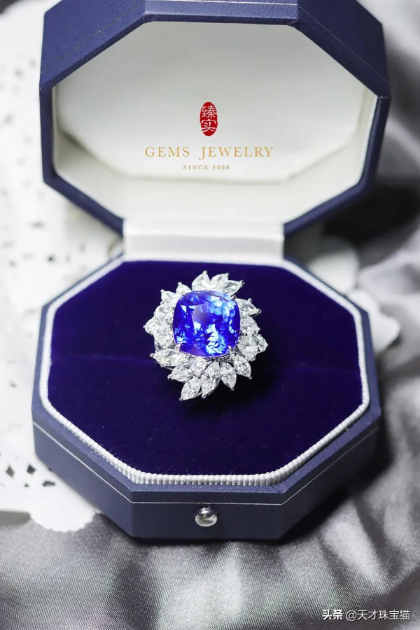 | 深秋的彩寶 |20克拉、哥倫比亞、Muzo、Verdant、皇家藍 | 深秋的彩寶 |20克拉、哥倫比亞、Muzo、Verdant、皇家藍