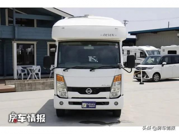 日產平頭輕卡房車,長度僅4.8米7座設計,能放3張床為啥還不擠? 日產平頭輕卡房車,長度僅4.8米7座設計,能放3張床為啥還不擠?