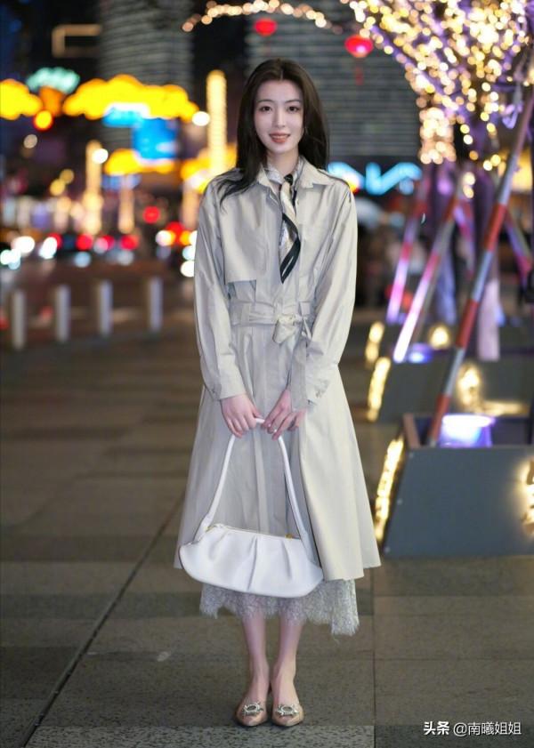 秋天穿風衣,別隻會買卡其色!試試這3種“高階色”,優雅提氣質 秋天穿風衣,別隻會買卡其色!試試這3種“高階色”,優雅提氣質