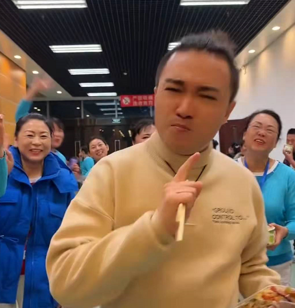 安徽春晚後臺曝光！表演嘉賓站著吃盒飯，伙食一葷三素營養均衡