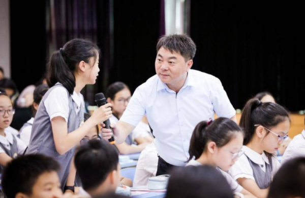 教師迎來好訊息，“職稱評定”出新規，再也不用苦熬多年還沒職稱