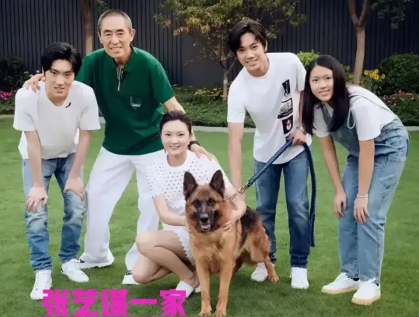 盤點明星全家福，章子怡和小蘋果雙馬尾出鏡，醒寶側臉像媽媽