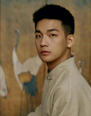 演員李斯南最新國風、青春寫真出爐，駕馭多種風格，體驗不同角色
