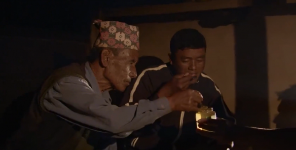 這就是尼泊爾採蜜人：懸在100米高空，被遮天蔽日的蜜蜂爬滿衣服