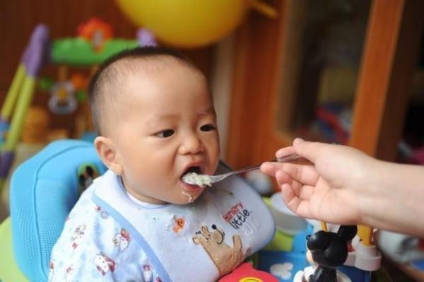 娃多大可以吃“大人飯菜”?兒科醫生:寶寶這樣餵養,更健康 娃多大可以吃“大人飯菜”?兒科醫生:寶寶這樣餵養,更健康