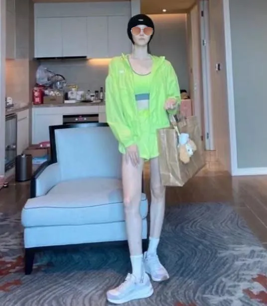 32歲陳小紜近照暴瘦成“魯豫”,下巴尖銳,小腿瘦到骨頭凸出 32歲陳小紜近照暴瘦成“魯豫”,下巴尖銳,小腿瘦到骨頭凸出